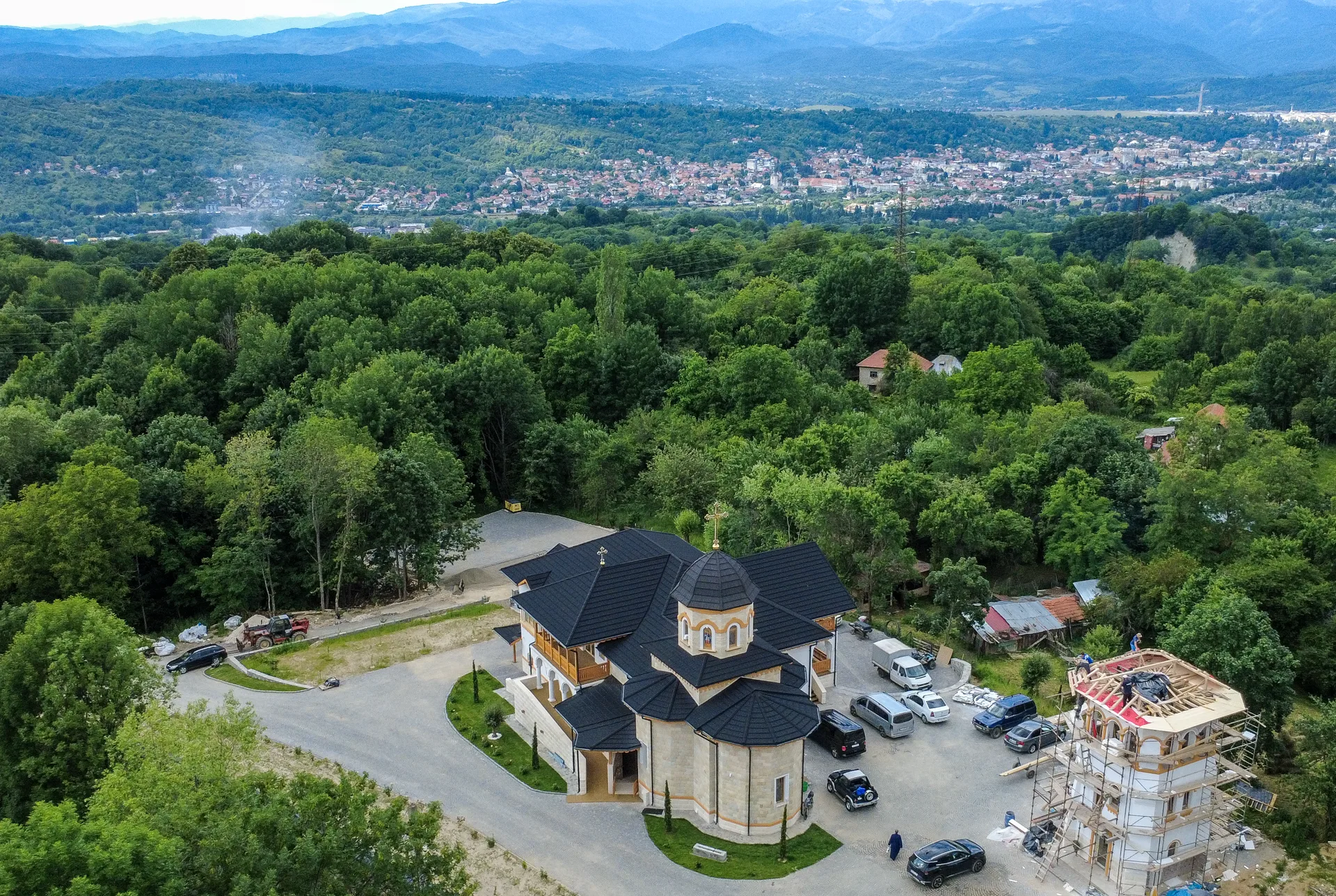 Schitul și orașul Câmpulung văzute de sus