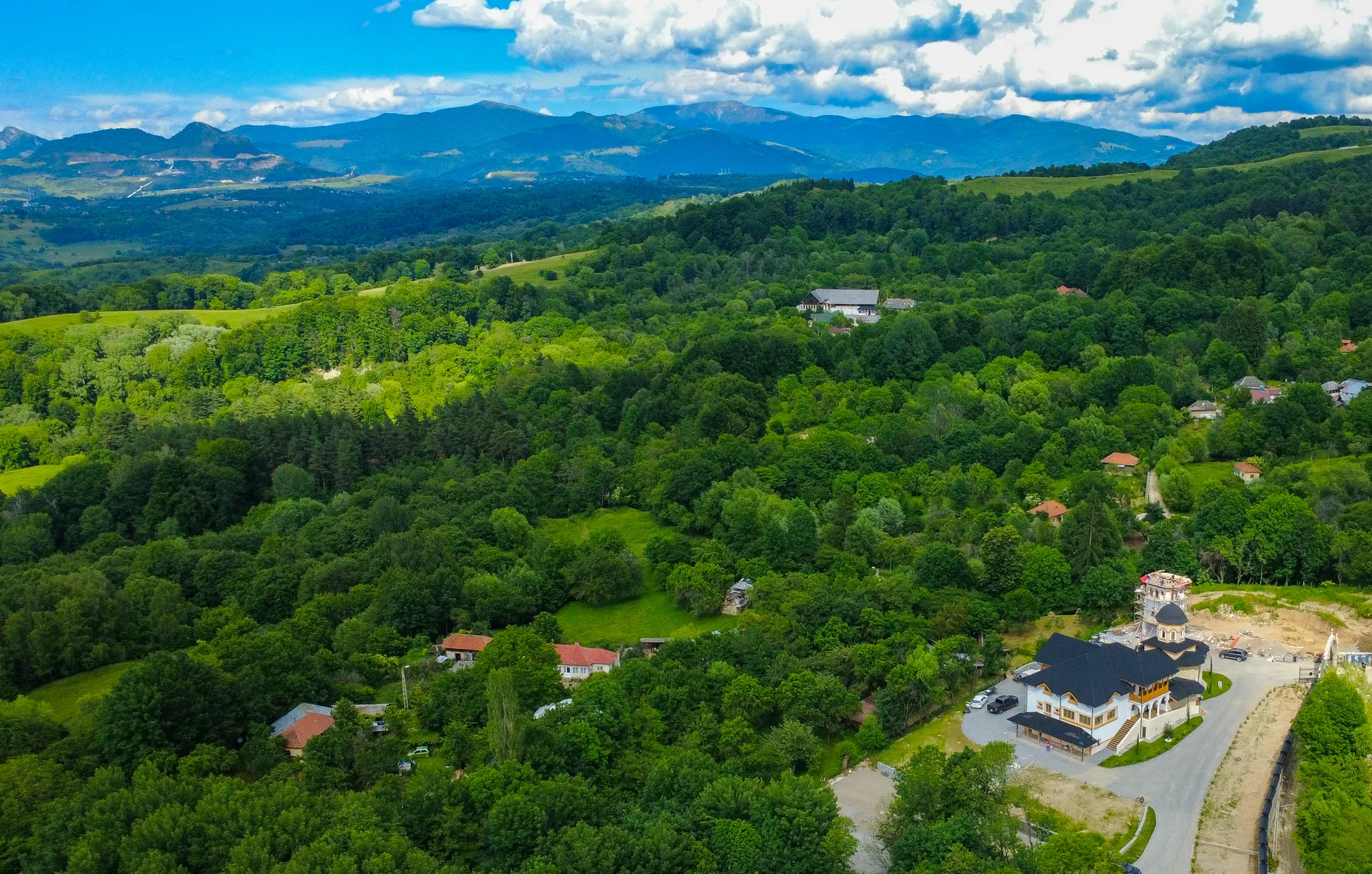 Vedere aeriană cu dealurile verzi ale Muscelului