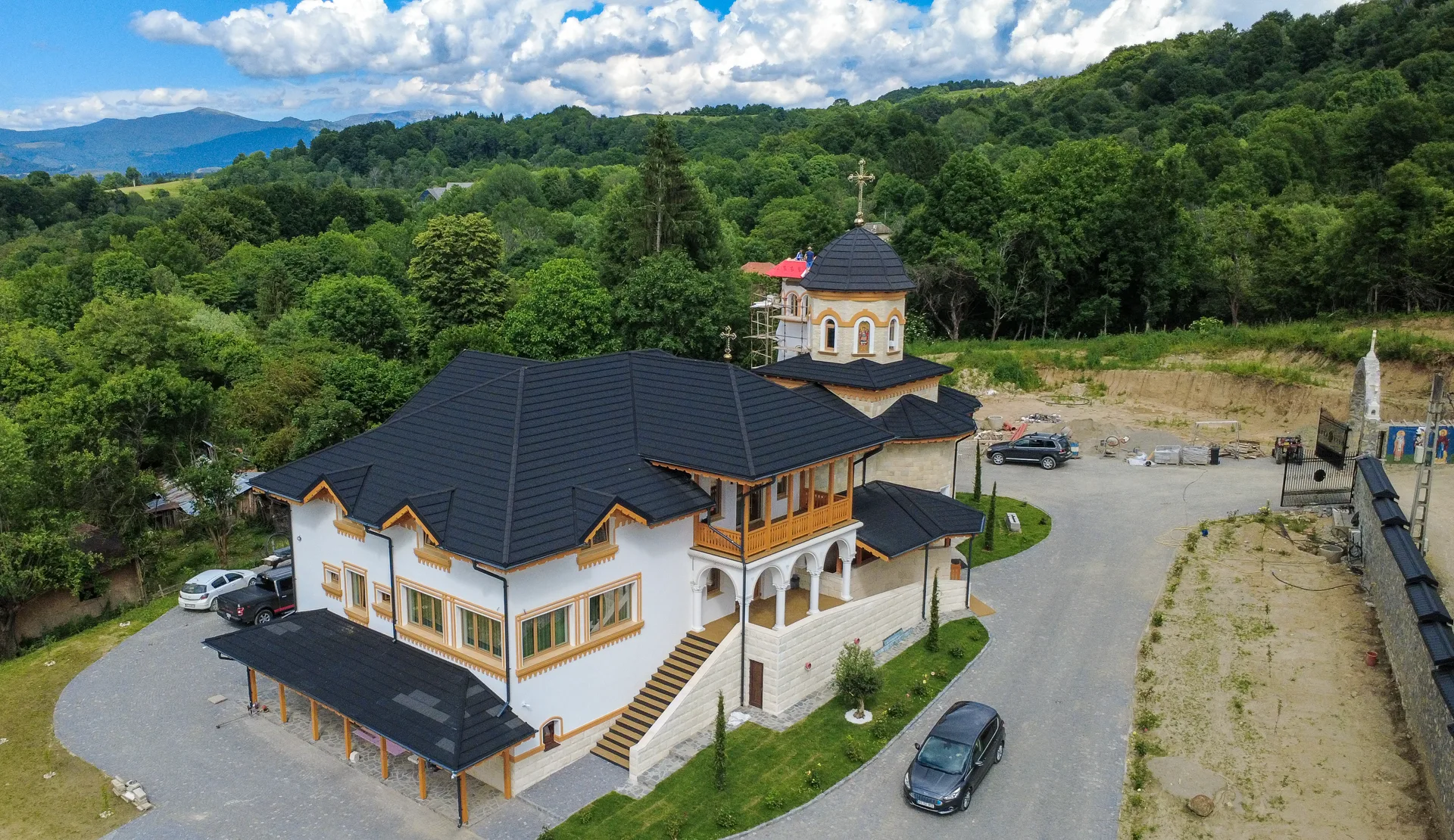 Clădirea principală a schitului cu balcon de lemn