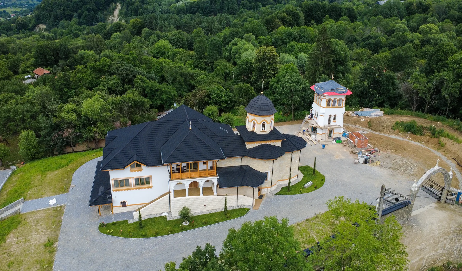 Ansamblul monahal și clopotnița
