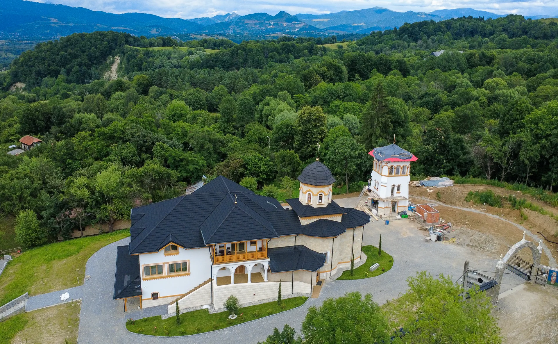 Ansamblul schitului văzut din dronă cu panorama Câmpulungului
