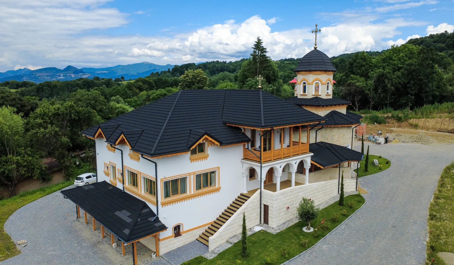 Vedere laterală cu corpul de chilii și biserica