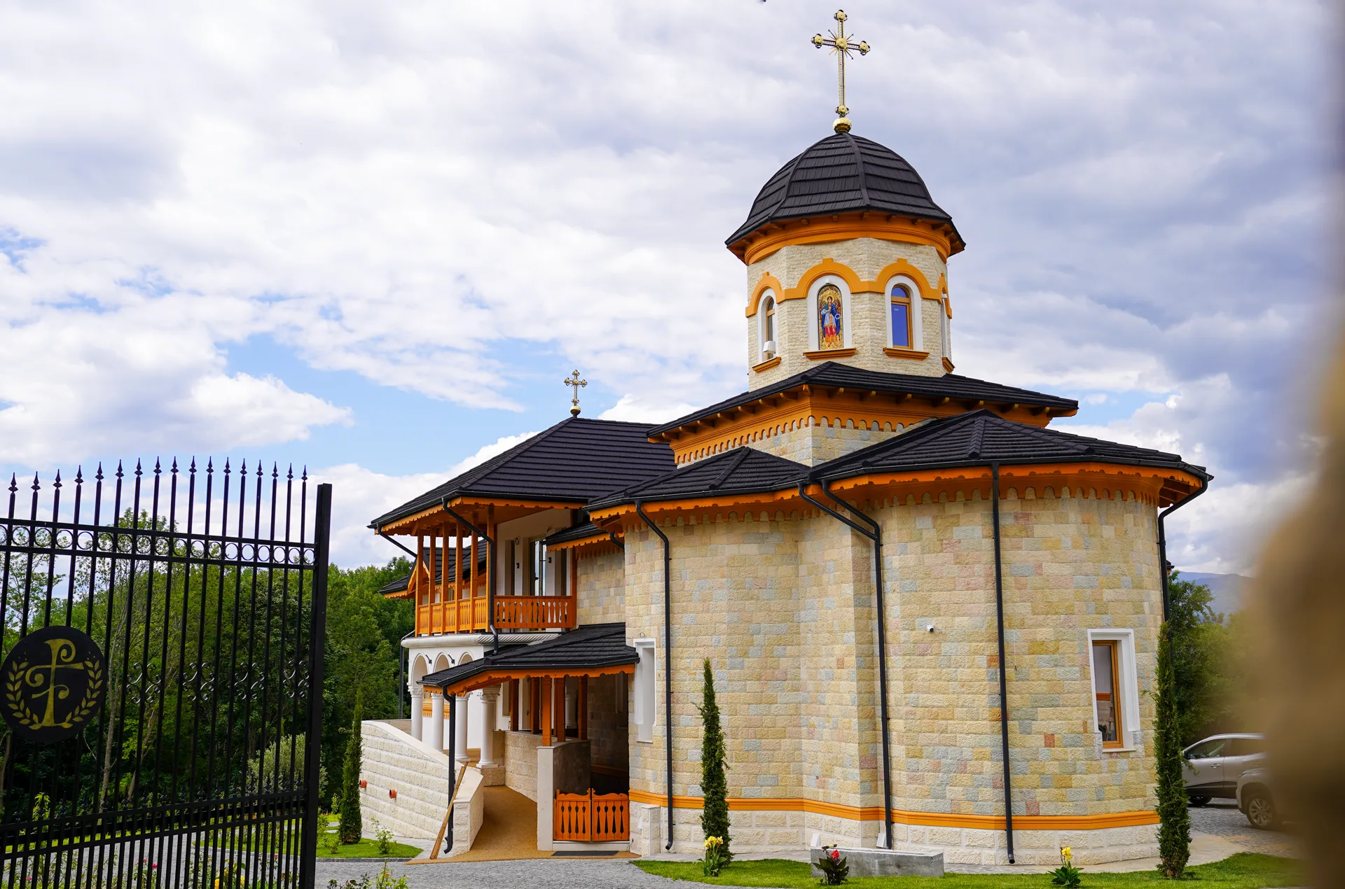 Fațada bisericii cu gard din fier forjat