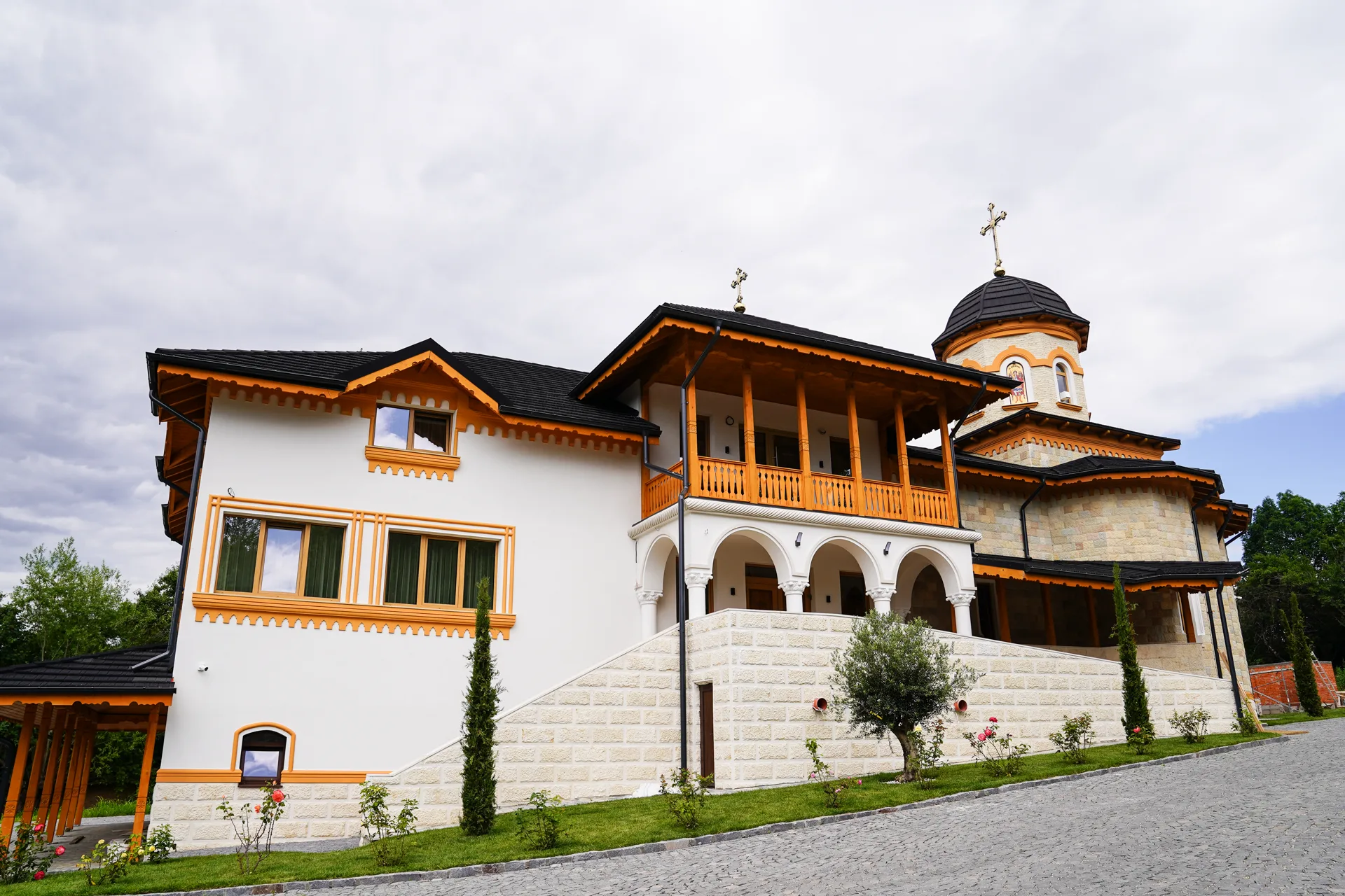 Ansamblul monahal văzut din față